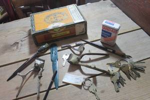 lot 1539 image: Vintage Cigar Box with Contents