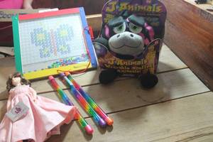 lot 1559 image: Vtg. Melissa and Doug Magnetic Board and More