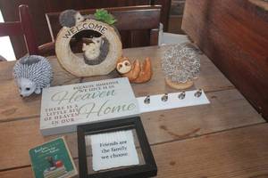 lot 1612 image: Misc. Home Decor Picture and More