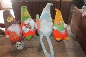lot 1616 image: Dcor Gnomes