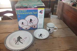 lot 1630 image: 16 Piece Elvis Presley Dinnerware Set IOB