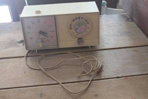 lot 1641 image: Vintage General Electric Clock Radio untested