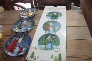 lot 1652 image: IOB Christmas Plates with Rack