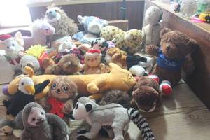 lot 1657 image: Large Lot of Stuffed Animals