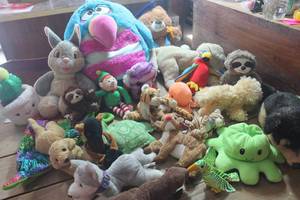lot 1658 image: Large Lot of Stuffed Animals