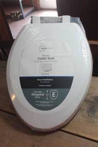 lot 1660 image: NIP Toilet Seat
