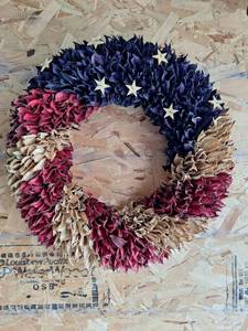 lot 11 image: Cracker Barrel Patriotic Wreath