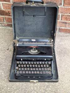 lot 14 image: Vintage Royal Portable Typewriter with Carrying Case