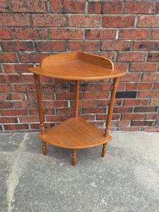 lot 15 image: Corner Table Approx  13 x 13
