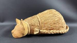 lot 20 image: Corn Husk Folk Art Cat. Approximately 9 inches long.