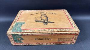 lot 24 image: Vintage White Owl Cigar Box