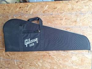 lot 52 image: NEW Gibson USA Guitar Bag, 40