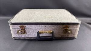 lot 58 image: Vintage Monarch Suitcase 21 by 16 by 6 Inches