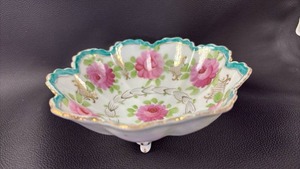 lot 65 image: Porcelain Three Legged Dish with Gold Accents Approximately 5 inch diameter