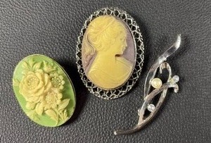 lot 72 image: (3) Vintage Look Brooches