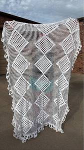 lot 78 image: White Crocheted Lace Twin Coverlet Diamond Pattern Very Cozy
