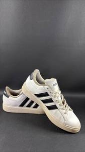 lot 106 image: Adidas Court Sneaker White Black Stripe Size 9