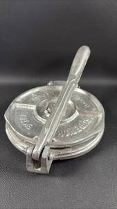lot 132 image: Cast Aluminum Tortilla Press 7 inch diameter