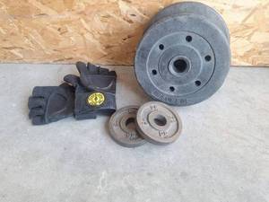 lot 153 image: Weights, Dumbbell Plates and Fitness Gloves