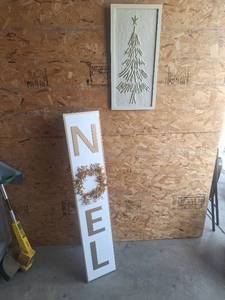 lot 157 image: Christmas Decor Gold