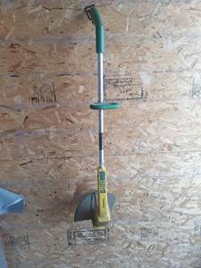 lot 159 image: 12 Inch Electric Weed Eater - Working