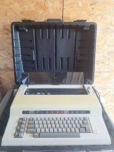 lot 169 image: Electric Typewriter