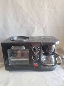 lot 181 image: 3-in-1 Breakfast Maker with Grill, Bake, Toast & Brew