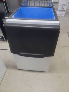 lot 25 image: Commercial Ice Maker Machine with Six-Hole Top - Retail $400
