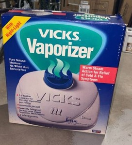 lot 52204 image: VICKS VAPORIZER 1.5 GL LOCKING - Retail $25