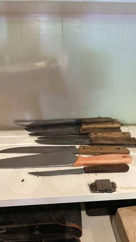 lot 60615 image: Mixed Kitchen Knife Collection with Wood and Plastic Handles