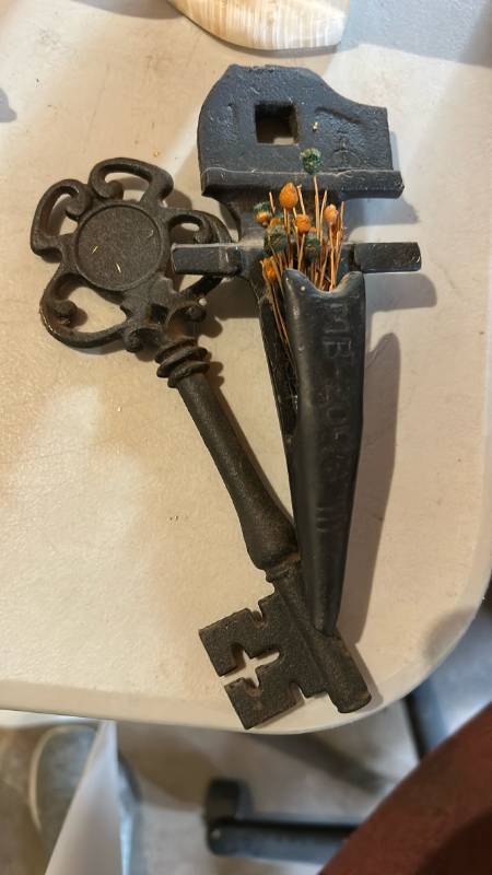 lot 60646 image: Cast Iron Skeleton Key and Decorative Key Holder Set