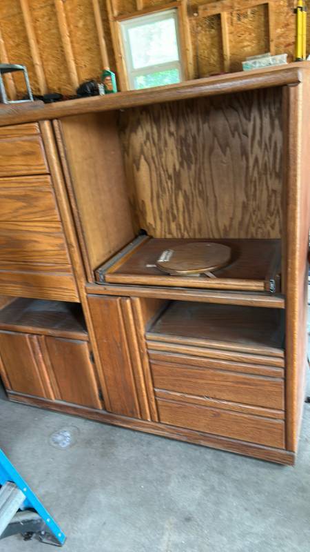 lot 60676 image: Oak Wood Entertainment Center with Drawers and Cabinet Storage