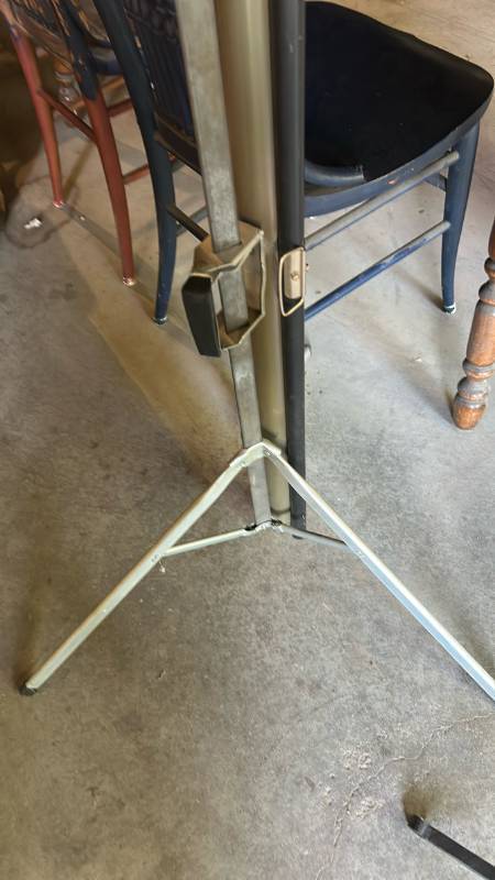 lot 6493 image: Heavy Duty Photography Video Screen with Adjustable Column