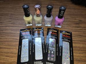 lot 82 image: 8 Pack Sally Hansen 4 GEL Polish and 4 Gem Accents