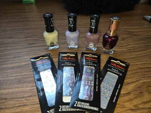 lot 83 image: 8 Pack Sally Hansen 4 GEL Polish and 4 Gem Accents