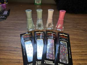 lot 85 image: 8 Pack Sally Hansen 4 Nail Polish and 4 Gem Accents
