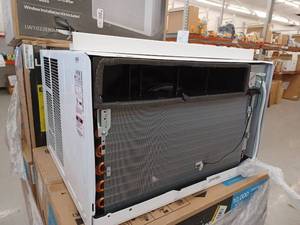 lot 17127 image: LG 10000 BTU Window AC Unit, LG1022ERSM