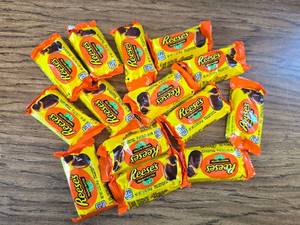 lot 8300 image: 14 Pack Reeses Peanut Butter Eggs, 1.2oz