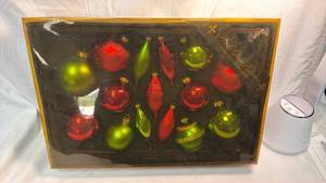lot 141 image: Fine Glass Globes 15 Assorted Glass Ornaments