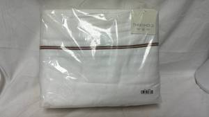 lot 205 image: Threshold Flat Sheet Set Queen Size