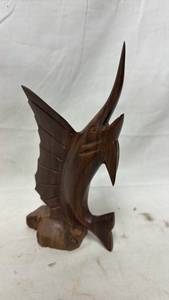 lot 286 image: Beautiful Hand-Carved Fish Figurine