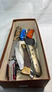 lot 319 image: Lot of Knives
