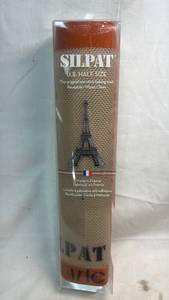 lot 337 image: Silpat U.S. Half Size Non-Stick Baking Mat 11 58 x 16 12