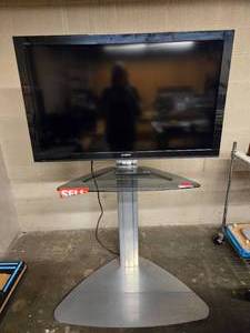 lot 18644 image: Sony TV And Stand - Model KDL-46BX420