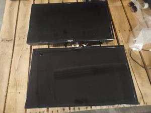 lot 18559 image: (2) 32in - Samsung - Models H32B