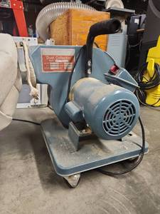 lot 18577 image: Industrial Dust Collector - Model 129694