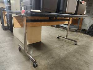 lot 18623 image: Rolling Desk