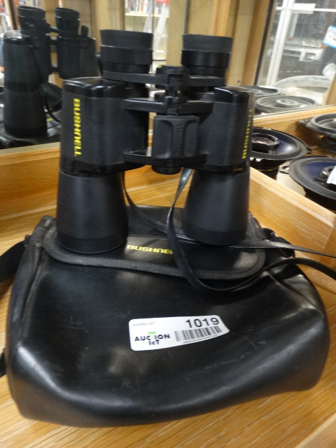 lot 1019 image: Bushnell 10x50 wide angle binnoculars w case