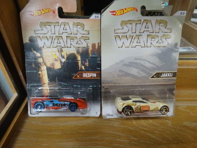 lot 1028 image: 2 Star Wars hotwheels cars in packages