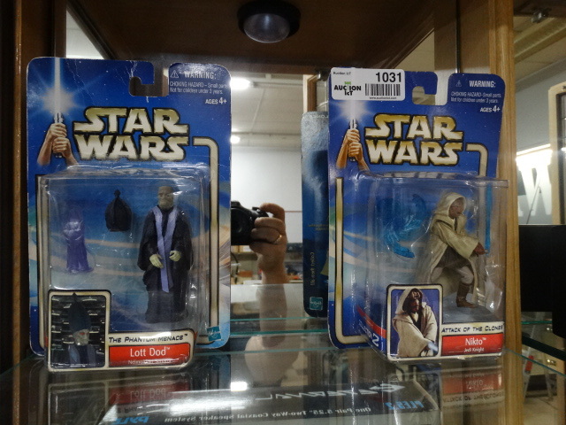 lot 1031 image: 2 Star Wars figurines in packages